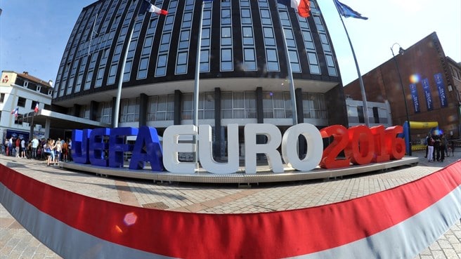 Ça bouge dans le centre-ville de Lens : logo UEFA devant l'hôtel de ville 